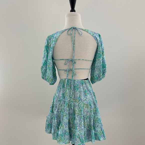 Chic Floral Mini Dress in Green - Picture 3 of 4